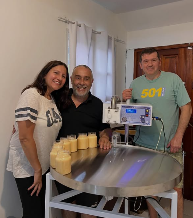 Productores usando la llenadora de MG Desarrollos