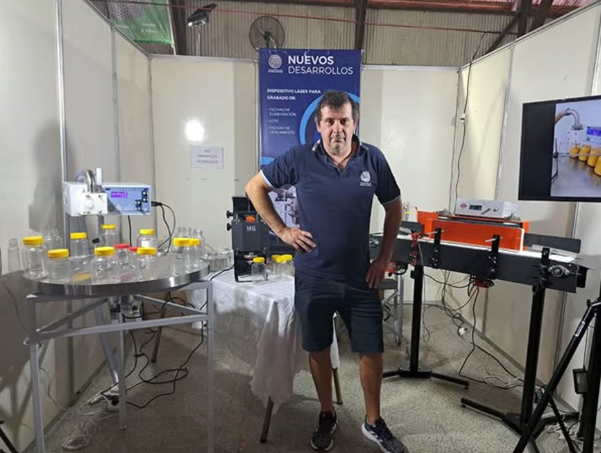MG Desarrollos exponiendo sus máquinas de envasado